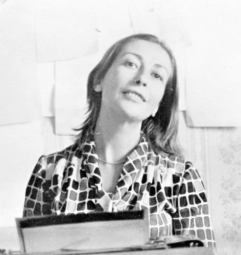 Yazar Emine Işınsu portresi